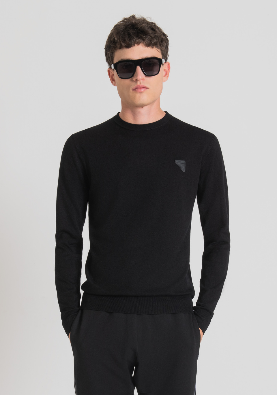 CREW-NECK SLIM FIT SWEATER IN STRETCH SHAVED VISCOSE YARN WITH LOGO PATCH - Antony Morato Online Shop