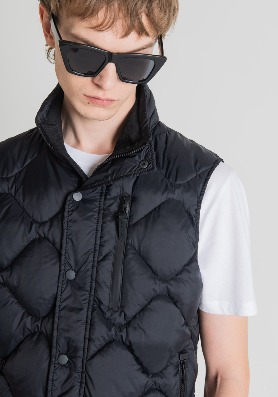 SLIM FIT GILET IN QUILTED TECHNICAL FABRIC - Antony Morato Online Shop