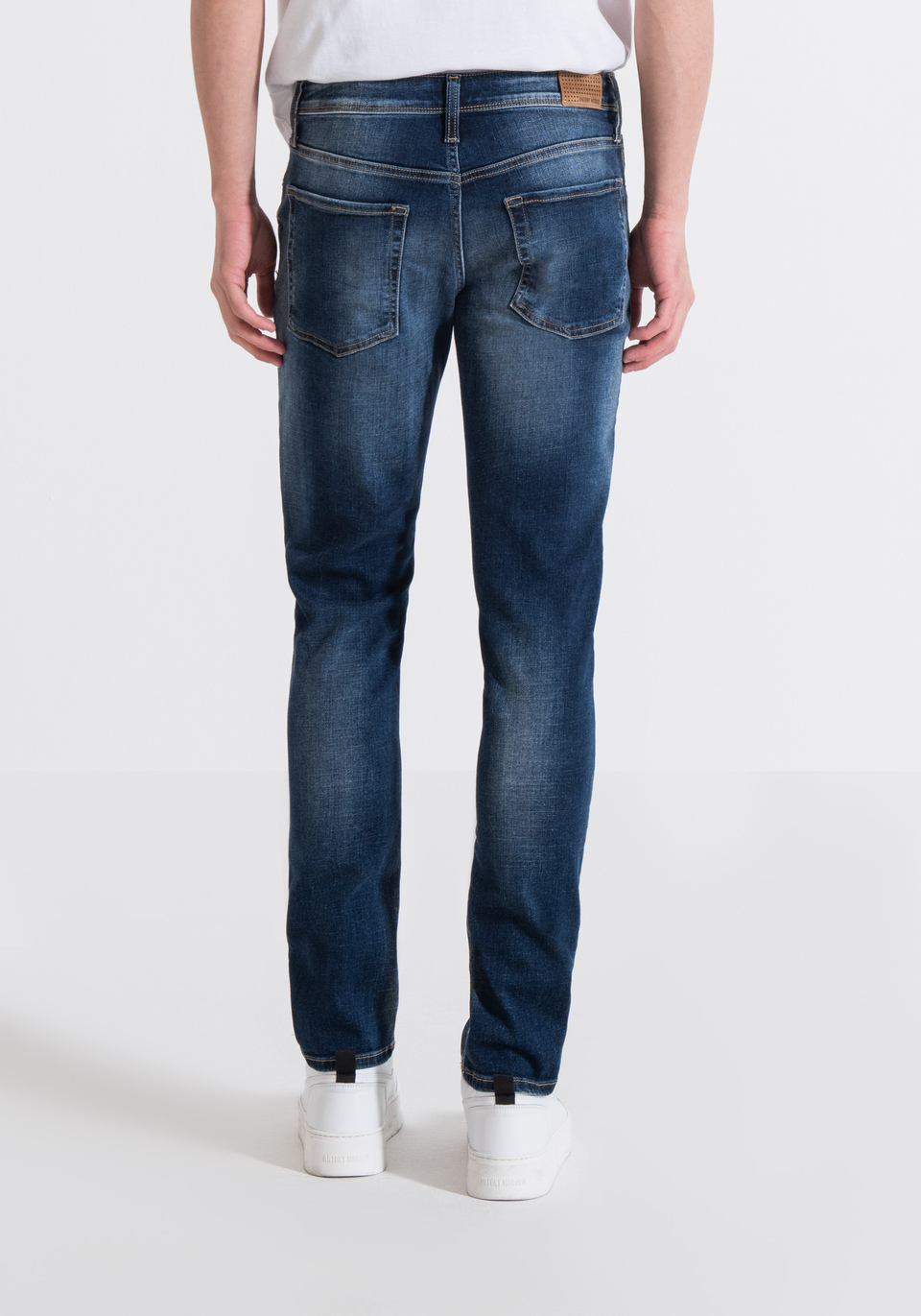 JEANS TAPERED FIT „OZZY“ AUS STRETCH-DENIM DUNKLE WASCHUNG - Antony Morato Online Shop