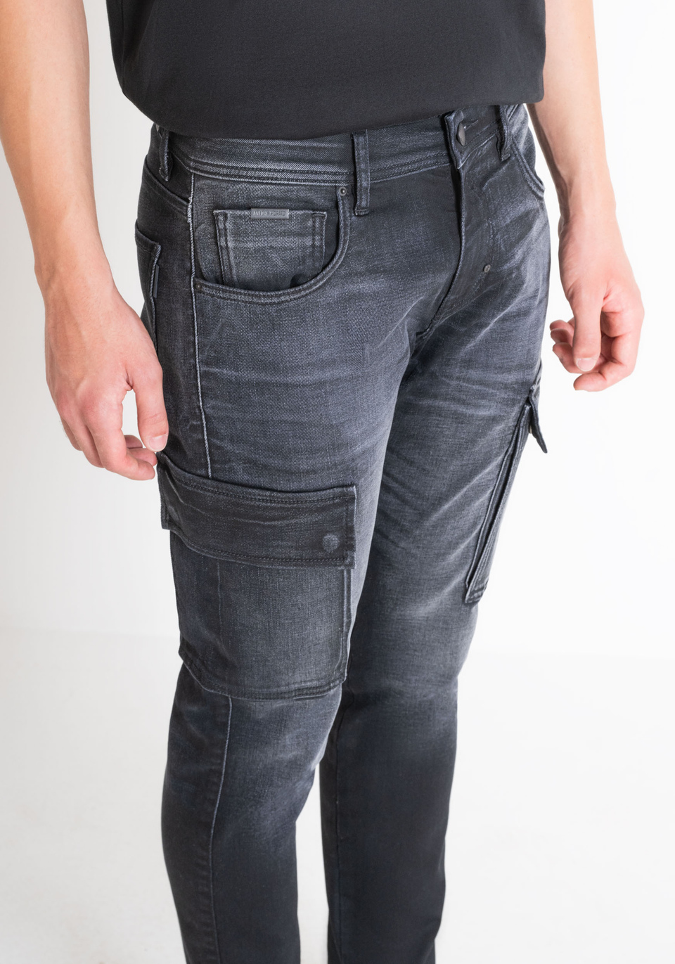JEANS TAPERED FIT „ARNOLD“ AUS SCHWARZEM DENIM - Antony Morato Online Shop