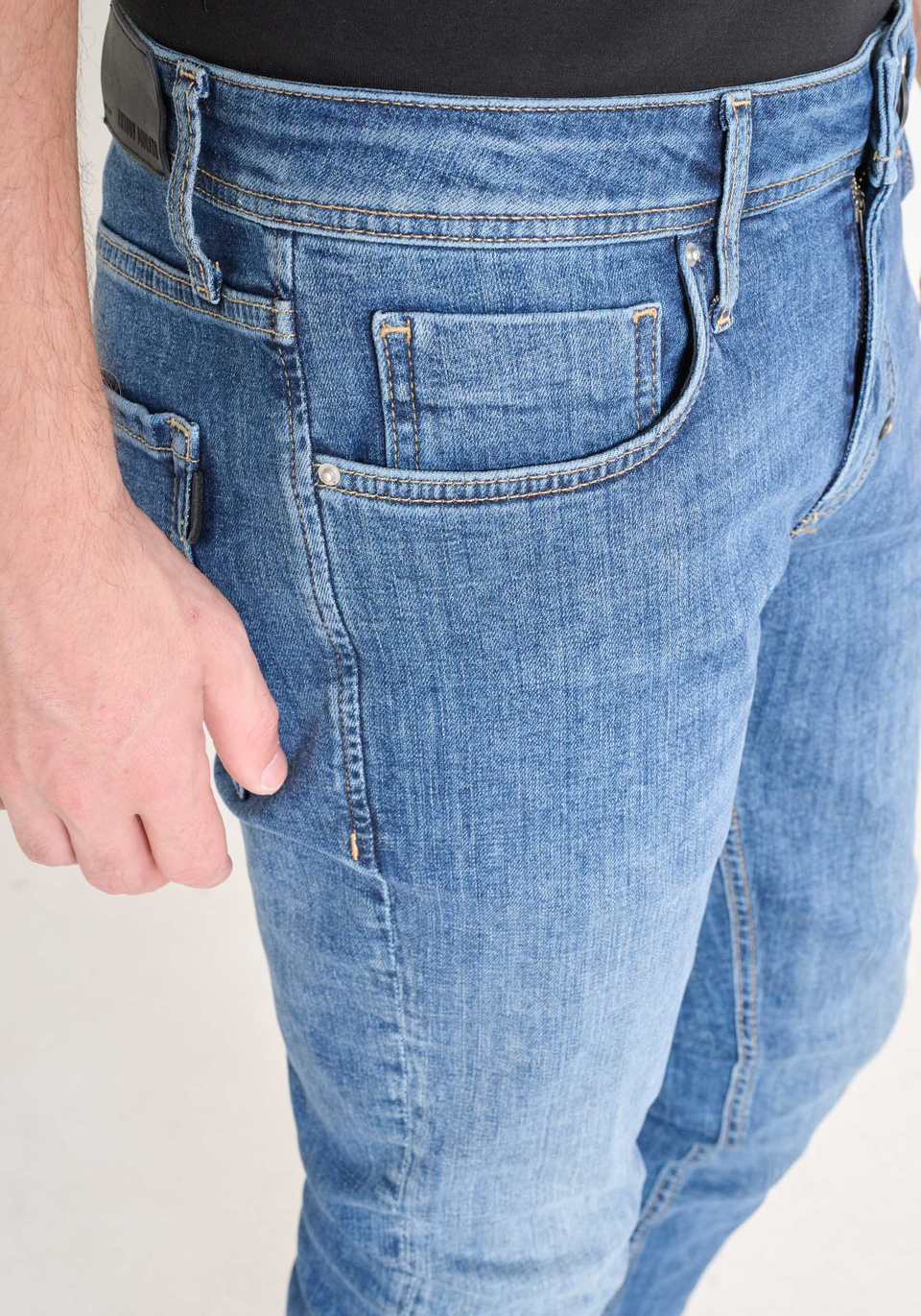 JEANS TAPERED FIT „OZZY“ AUS IKONISCHEM STRETCH-DENIM - Antony Morato Online Shop