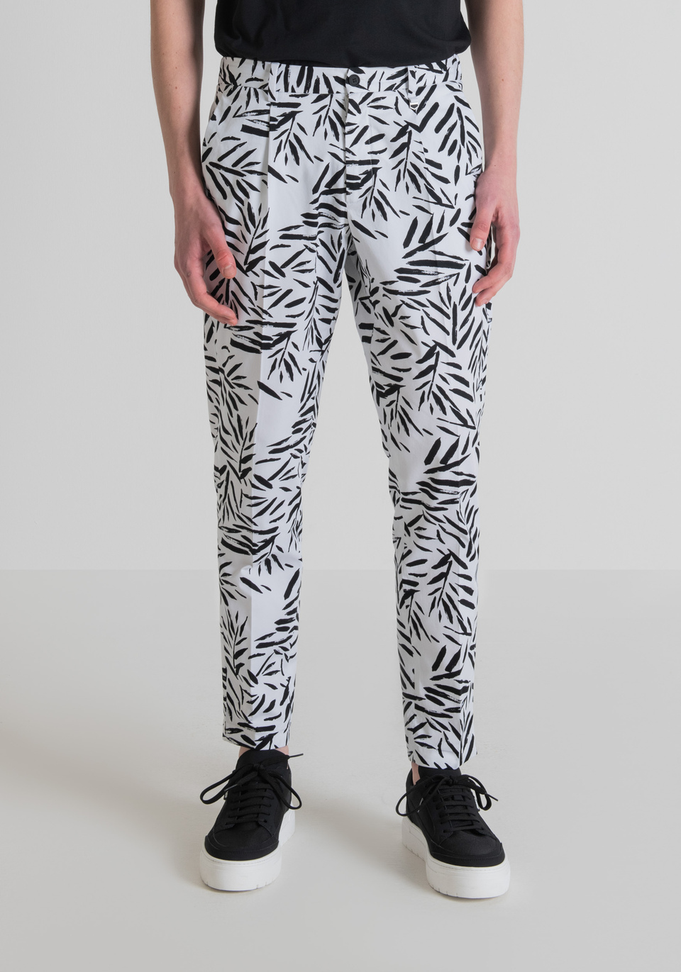"GUSTAF" CARROT-FIT TROUSERS IN PURE COTTON WITH PALM PRINT - Antony Morato Online Shop
