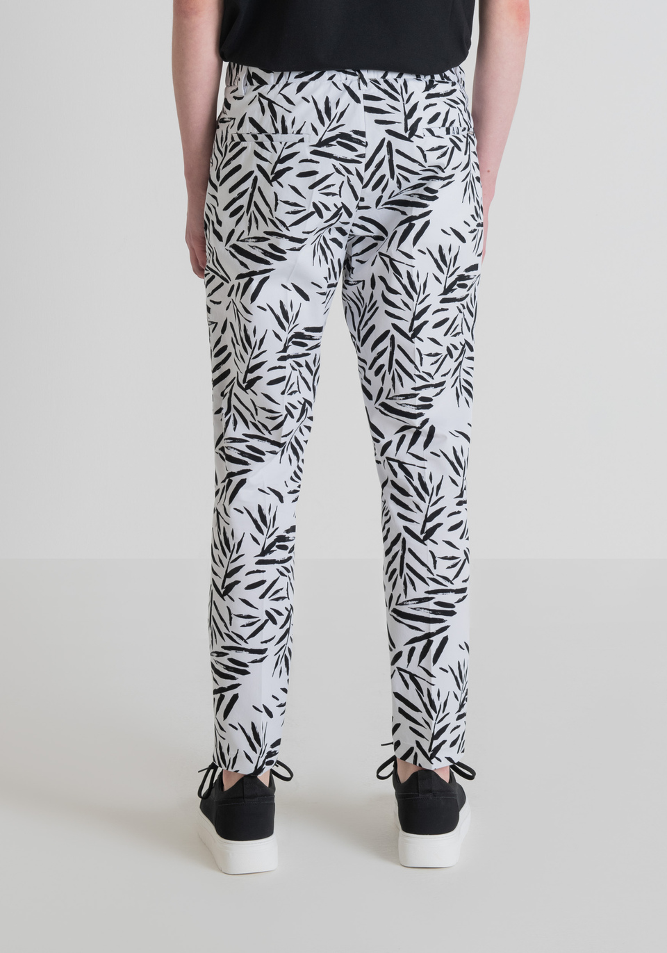 "GUSTAF" CARROT-FIT TROUSERS IN PURE COTTON WITH PALM PRINT - Antony Morato Online Shop