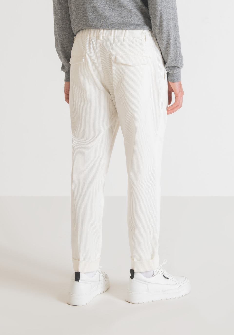 "GUSTAF" CARROT FIT TROUSERS IN CORDUROY WITH ELASTICATED WAISTBAND AND DRAWSTRING - Antony Morato Online Shop