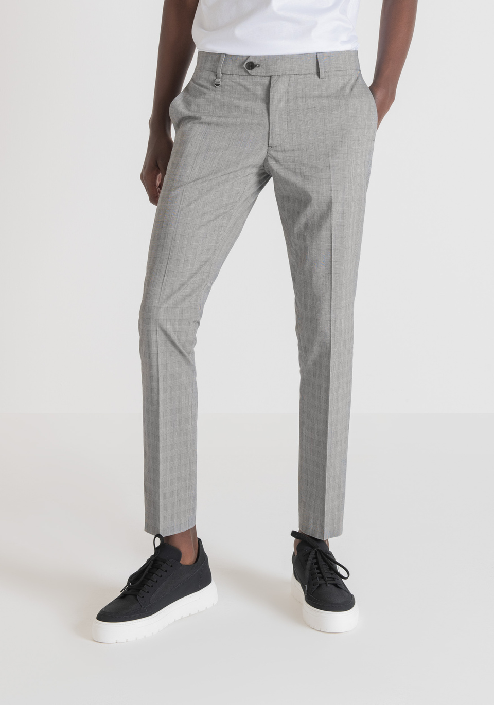 SKINNY-FIT “BRYAN” TROUSERS IN A STRETCHY COTTON YARN-DYED BLEND WITH A MICRO-WEAVE EFFECT - Antony Morato Online Shop