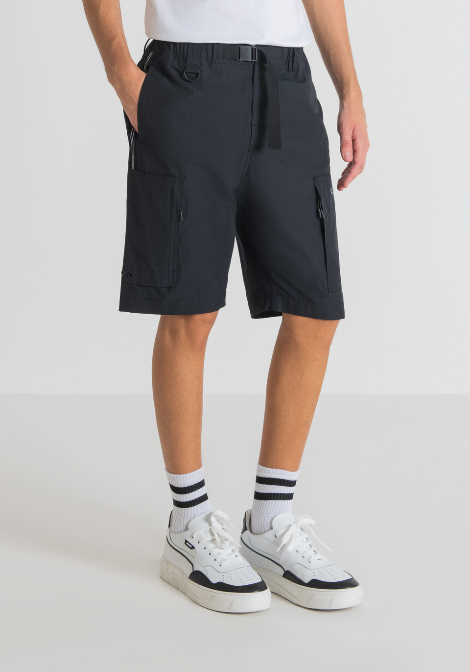 REGULAR-FIT CARGO SHORTS WITH CONTRASTING TECHNICAL FABRIC DETAILS - Antony Morato Online Shop