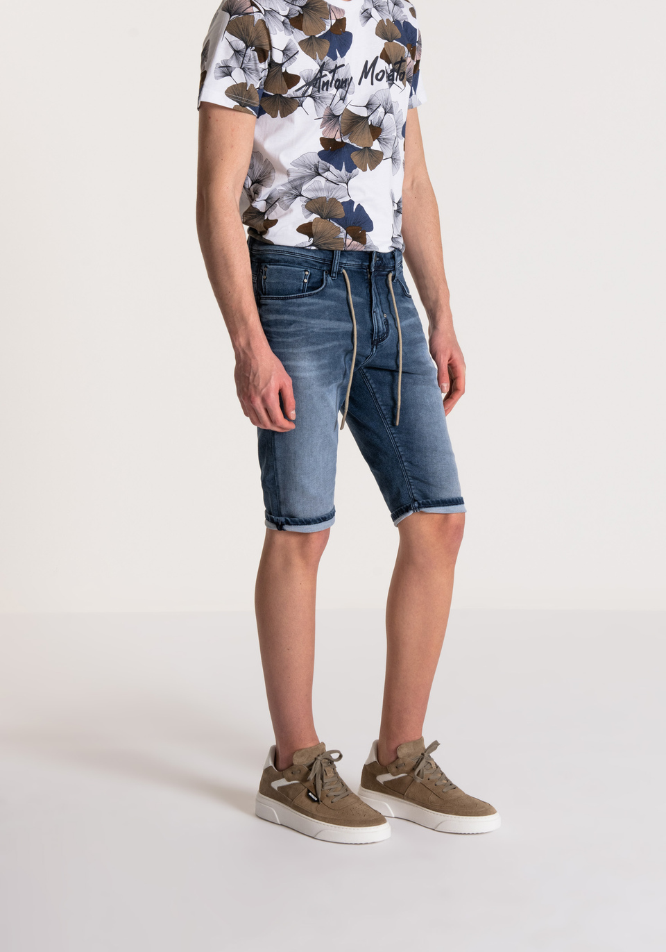 CARROT-FLEX-FIT “JOY” USED-EFFECT SHORTS WITH A DARK WASH - Antony Morato Online Shop