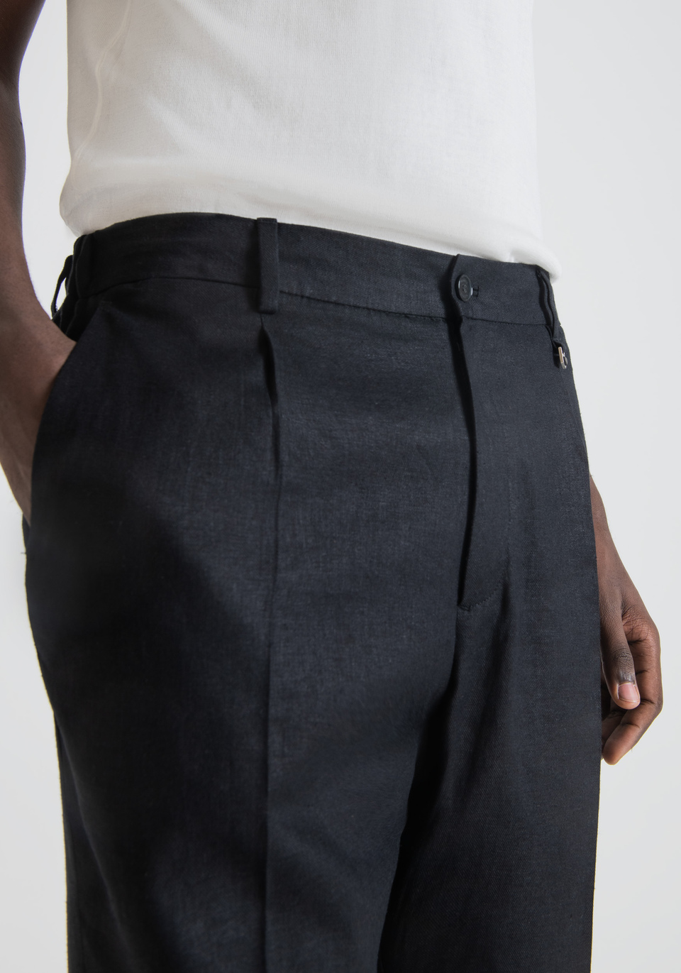 "GUSTAF" CARROT-FIT SHORTS IN LINEN BLEND WITH CENTRAL PLEAT - Antony Morato Online Shop