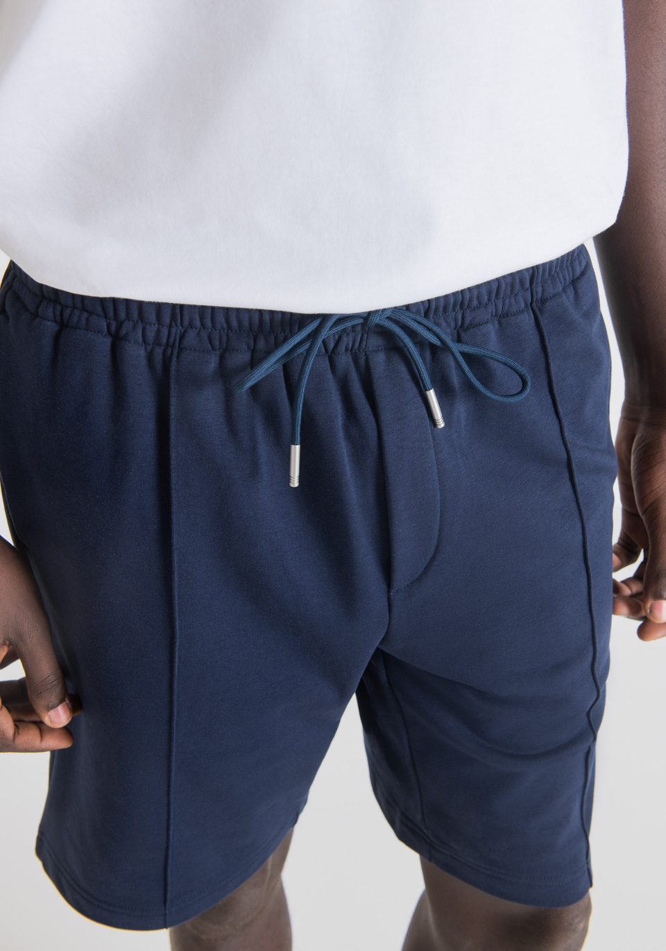CARROT FIT SHORTS IN STRETCH COTTON BLEND WITH CENTRAL PLEAT - Antony Morato Online Shop