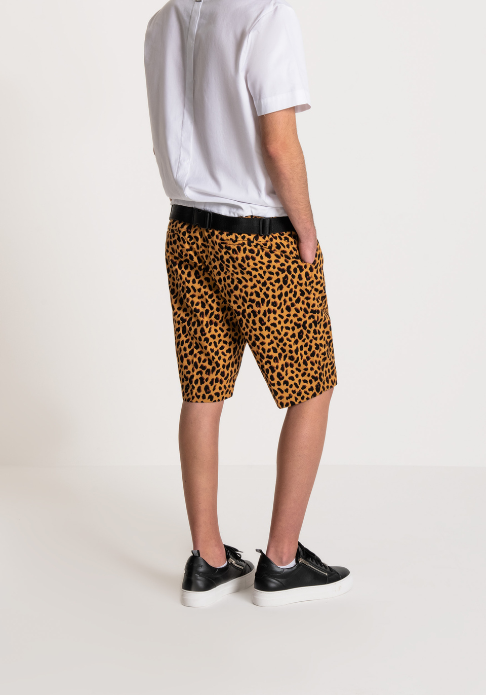 CARROT-CUT “RALPH” SHORTS IN ANIMAL-PATTERNED COTTON - Antony Morato Online Shop