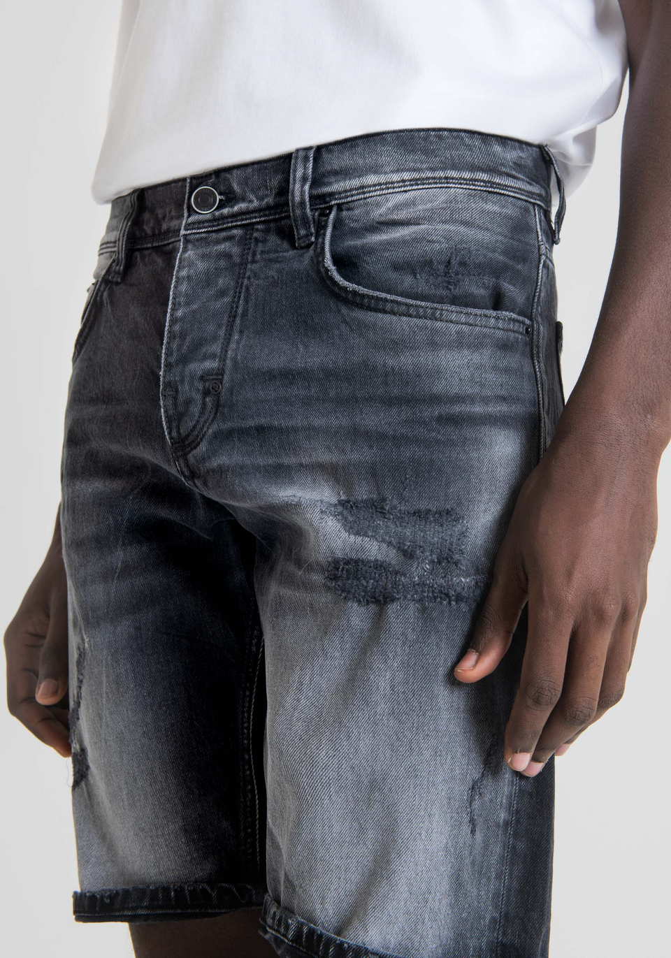 SHORTS SLIM FIT „ARGON“ AUS COMFORT-DENIM MIT DUNKLER WASCHUNG - Antony Morato Online Shop