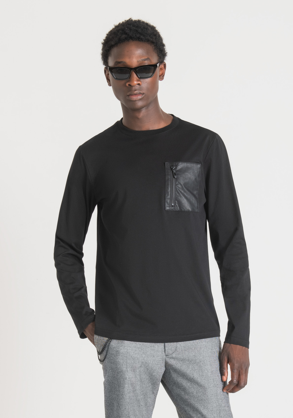 REGULAR FIT LONG-SLEEVED T-SHIRT IN 100% COTTON WITH FAUX LEATHER ZIPPED POCKET - Antony Morato Online Shop
