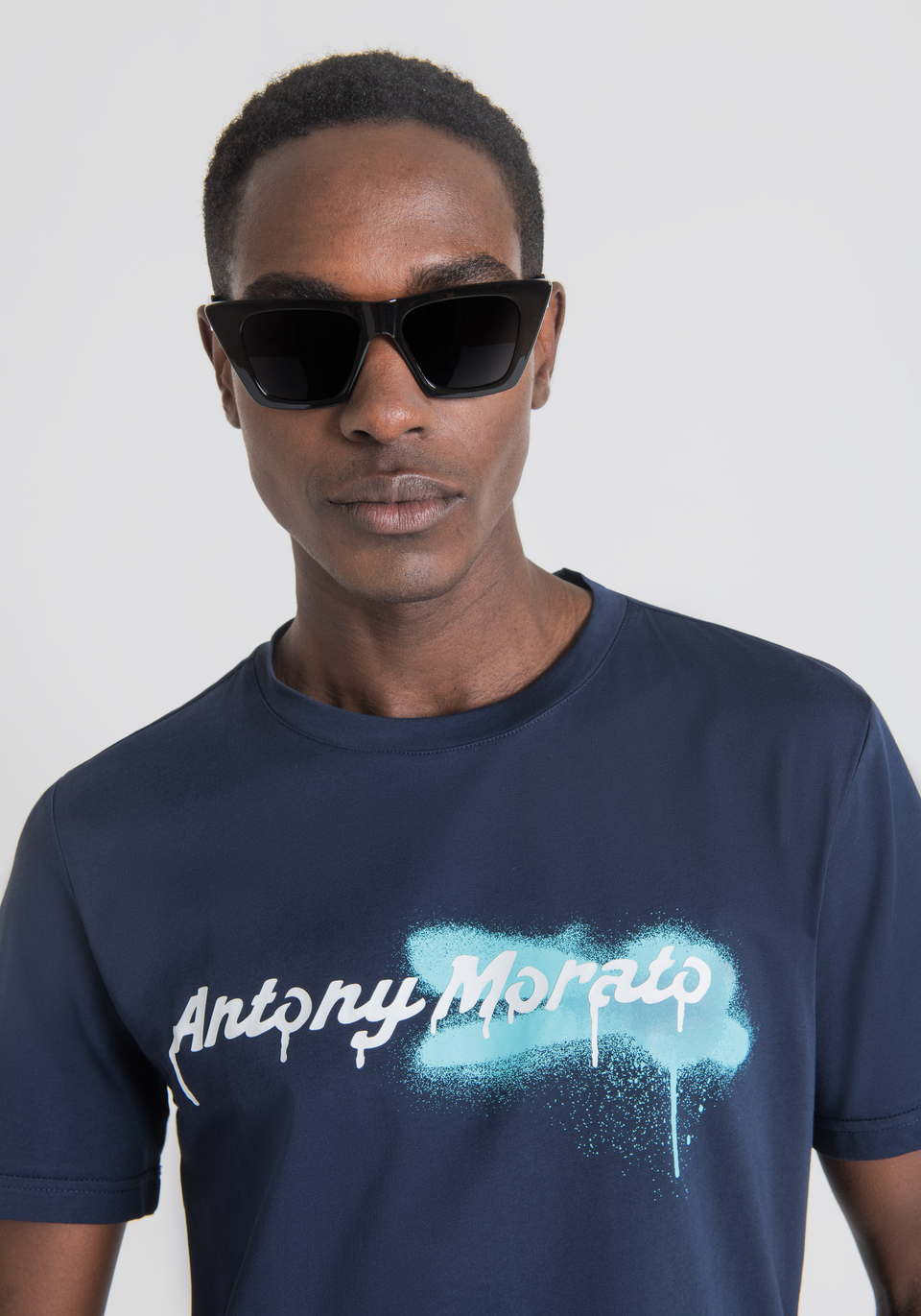 T-SHIRT REGULAR FIT AUS WEICHER BAUMWOLLE MIT „MORATO“-PRINT UND SPRAY-EFFEKT - Antony Morato Online Shop