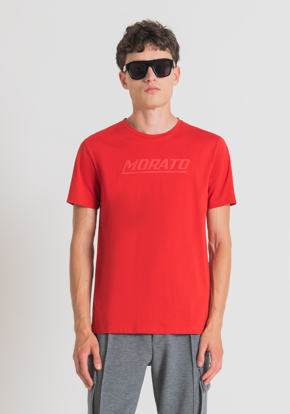 T-SHIRT SLIM FIT AUS REINER BAUMWOLLE MIT „MORATO“-PRINT - Antony Morato Online Shop