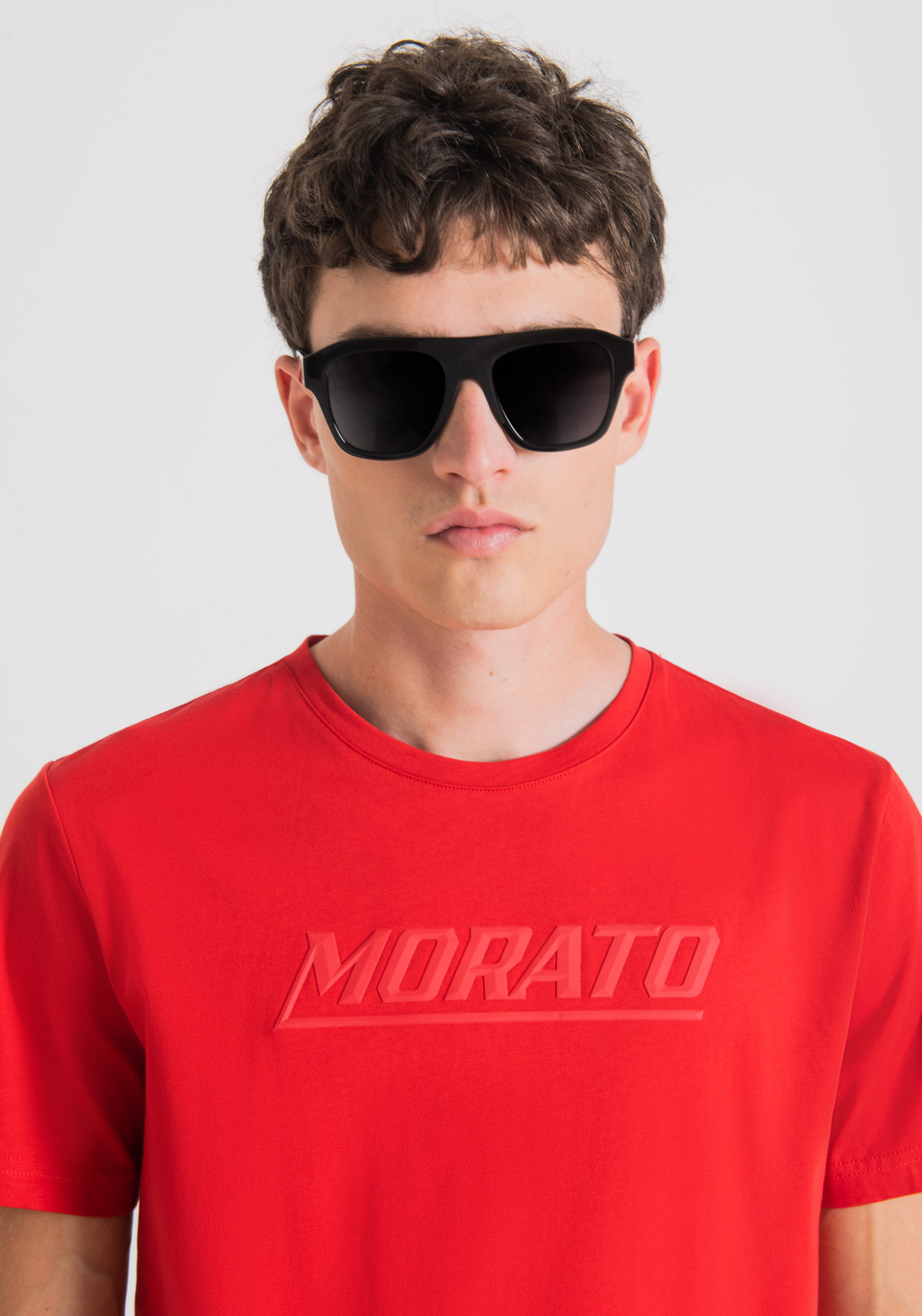 T-SHIRT SLIM FIT AUS REINER BAUMWOLLE MIT „MORATO“-PRINT - Antony Morato Online Shop