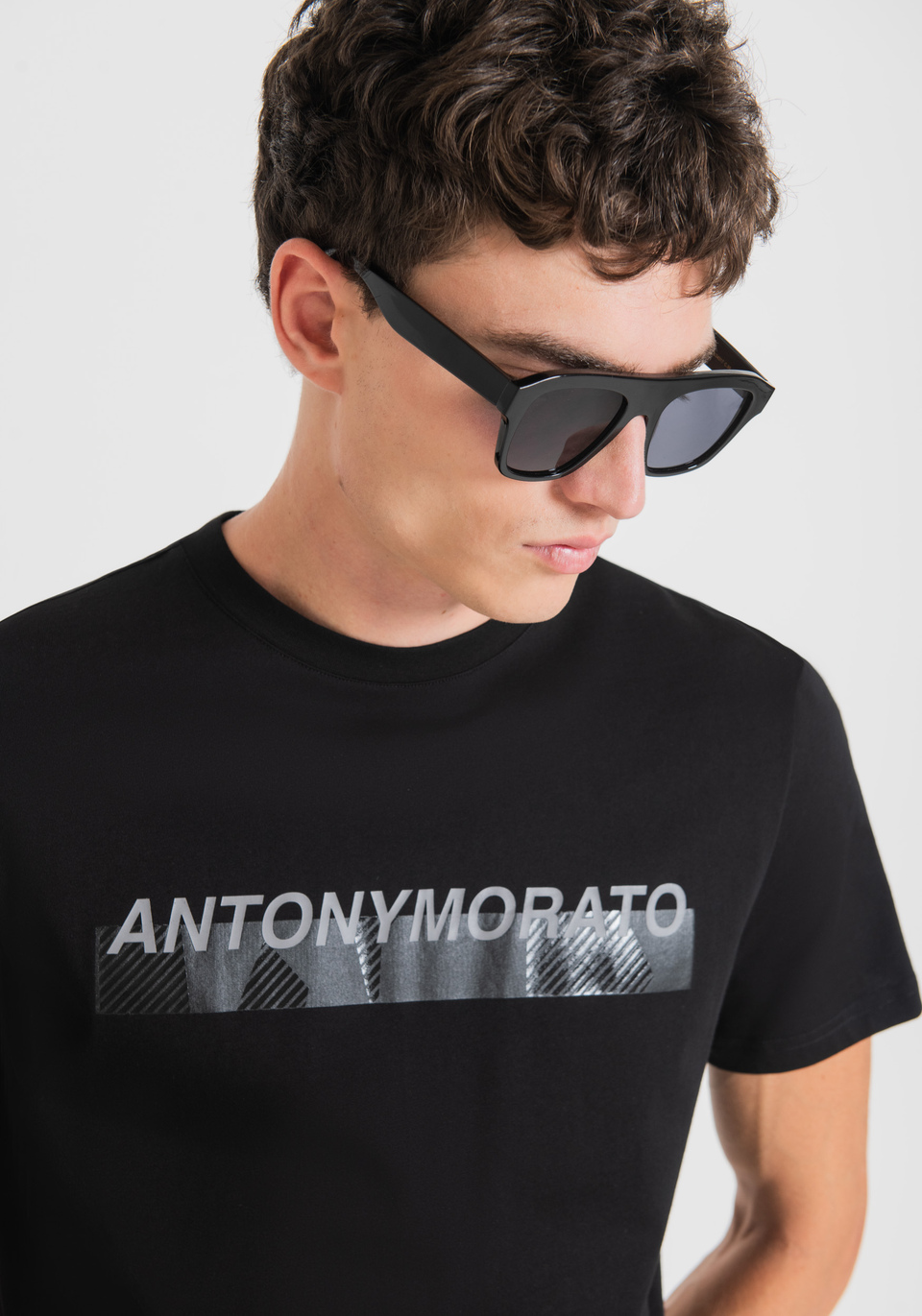 T-SHIRT SLIM FIT AUS 100 % BAUMWOLLE MIT LOGO-PRINT IN GUMMI-OPTIK - Antony Morato Online Shop