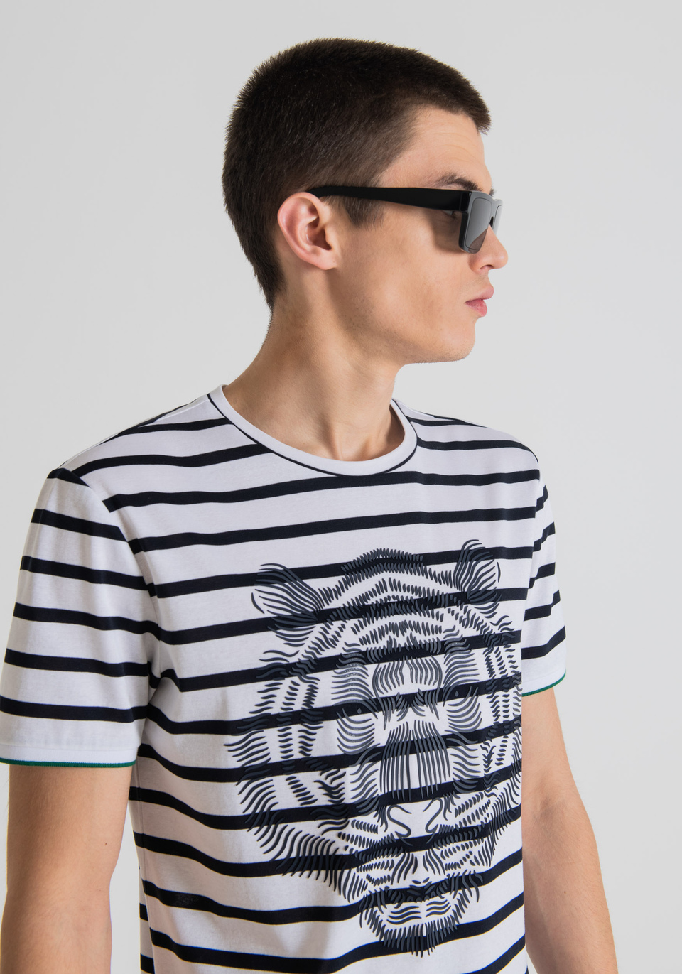 T-SHIRT SLIM FIT AUS BAUMWOLLE MIT TIGER-PRINT - Antony Morato Online Shop