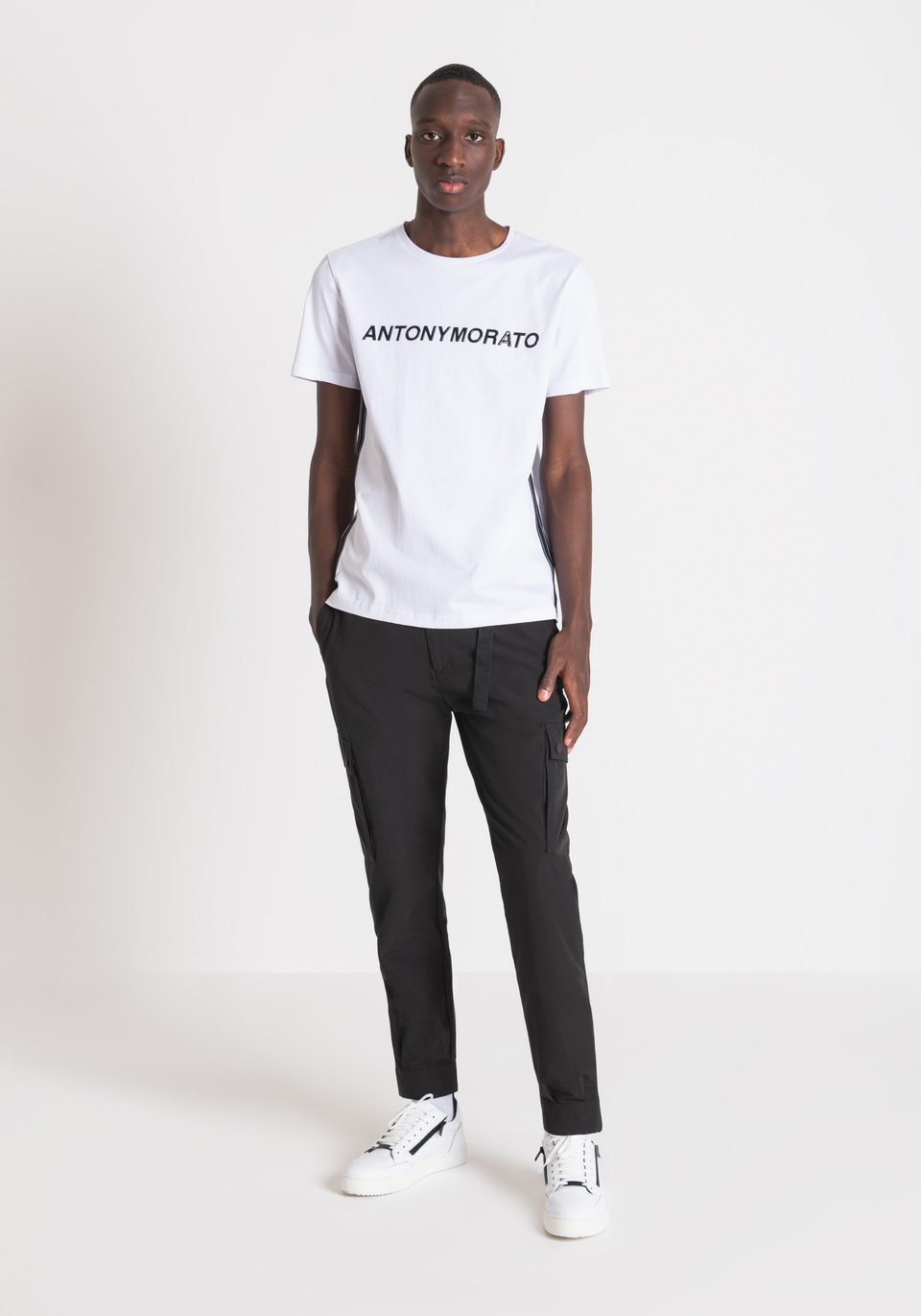 SLIM FIT T-SHIRT AUS WEICHER BAUMWOLLE MIT GLÄNZENDEM PRINT - Antony Morato Online Shop