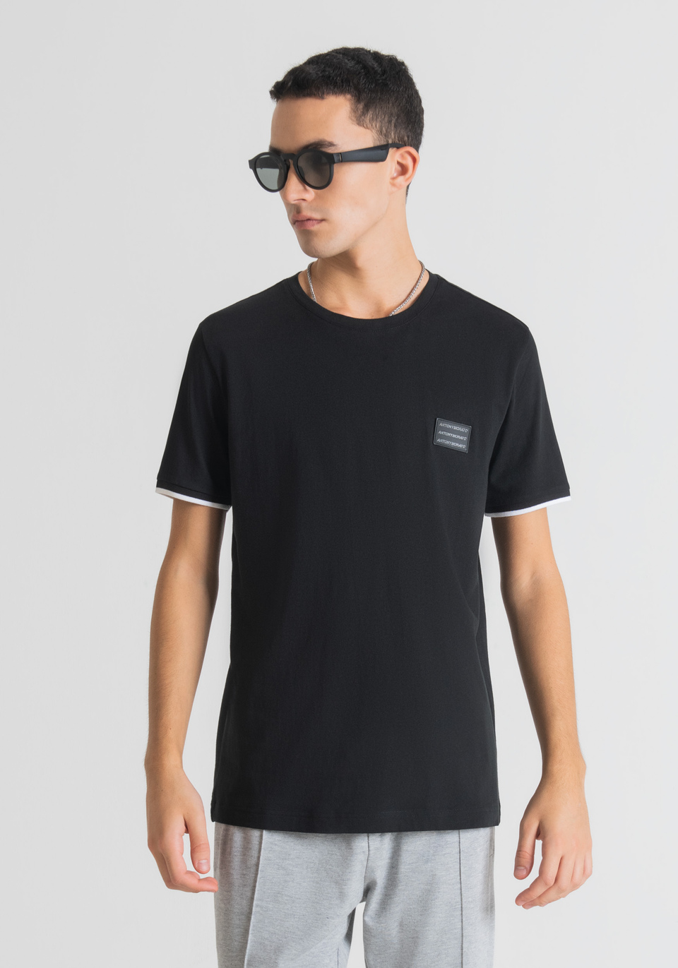 SLIM FIT T-SHIRT IN PURE COTTON WITH LOGO PATCH - Antony Morato Online Shop
