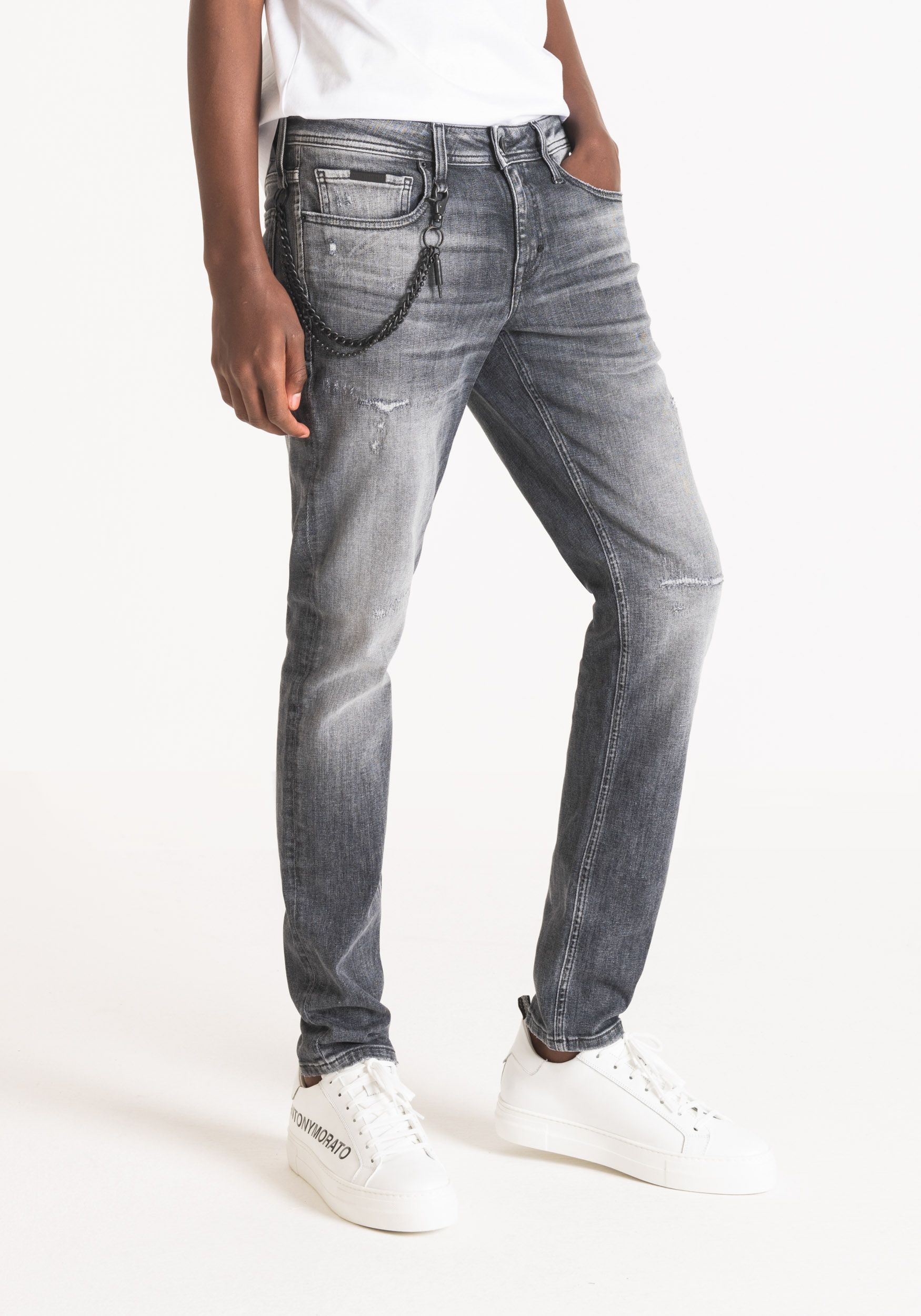 IGGY” TAPERED FIT JEANS IN GREY DENIM 