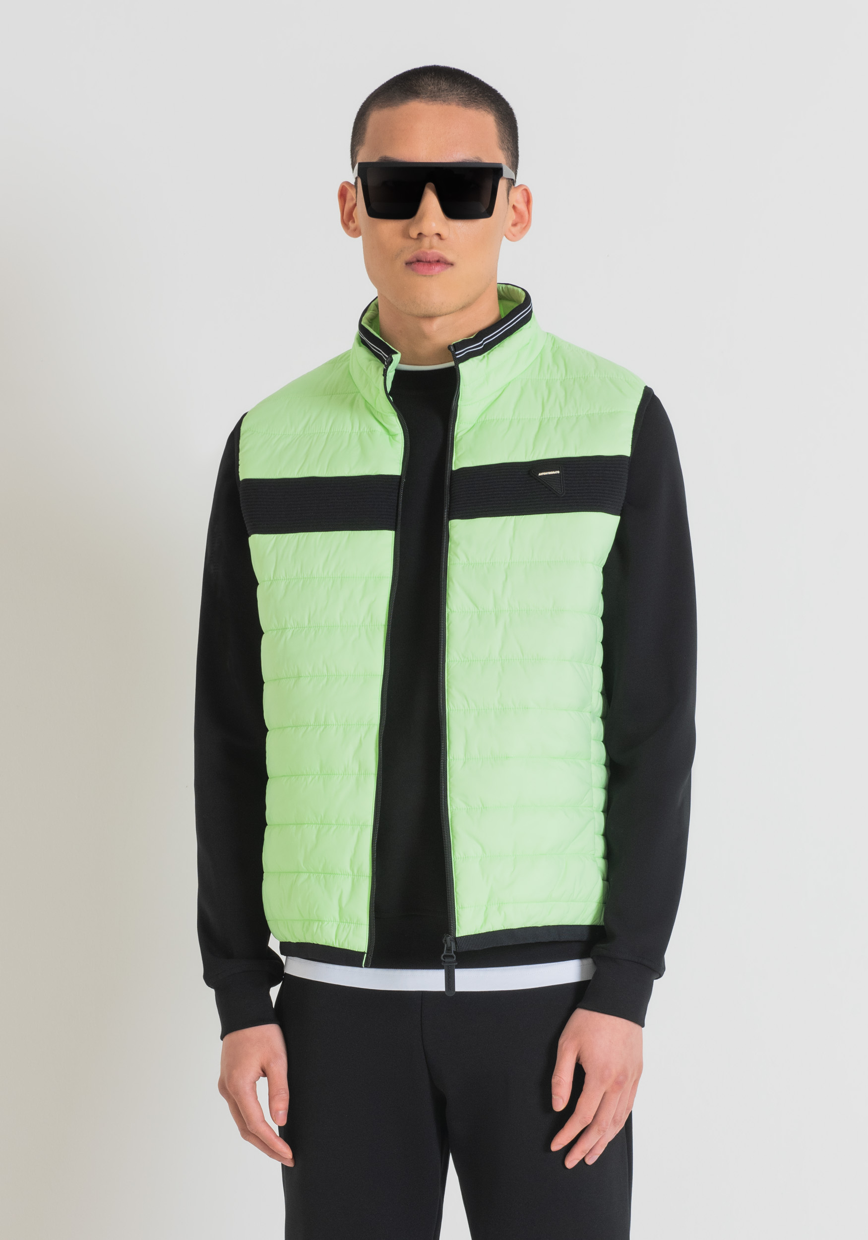 ÄRMELLOSE JACKE SLIM FIT AUS SHIOZE-NYLON MIT LOGO-PATCH | Antony  