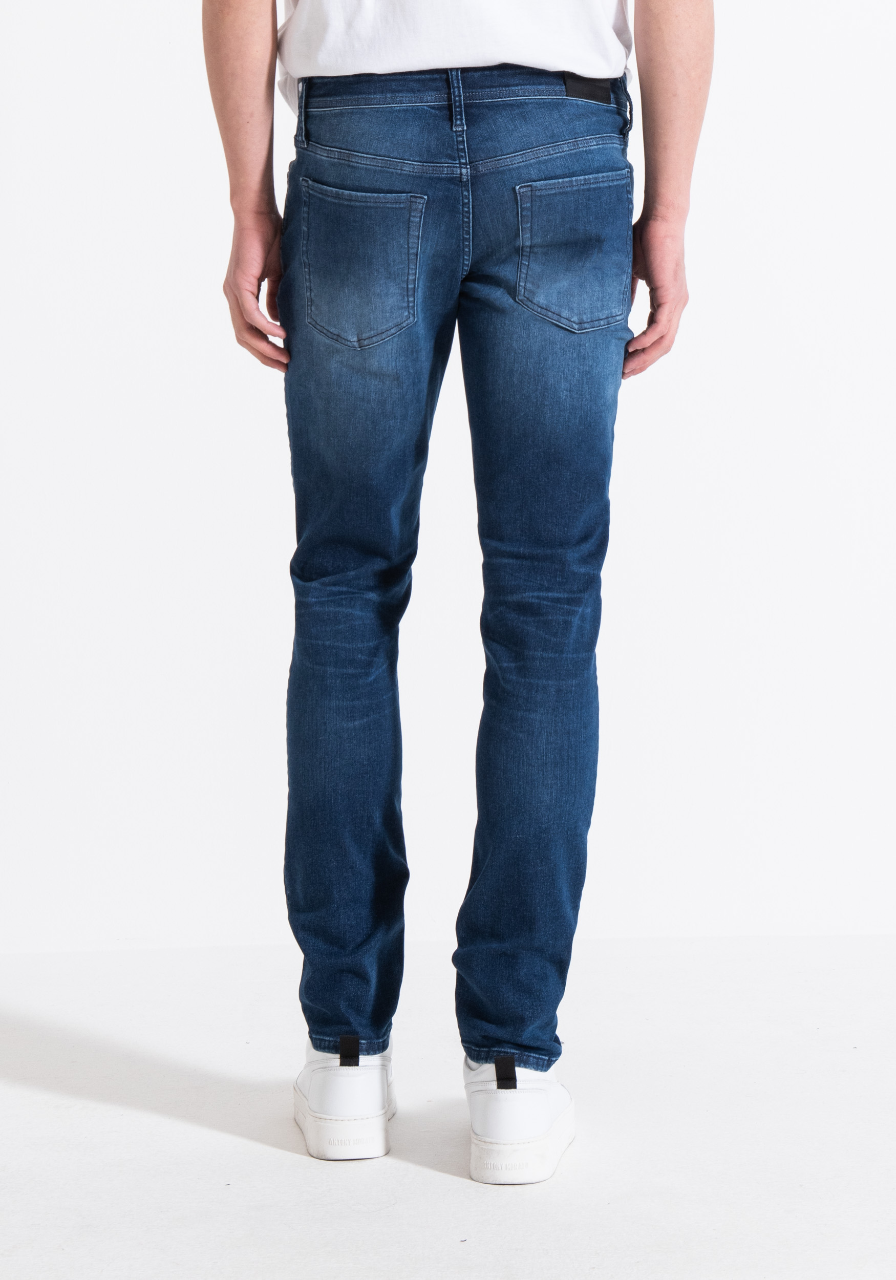 OZZY TAPERED FIT JEANS IN MITTELBLAUEN POWER STRETCH DENIM  