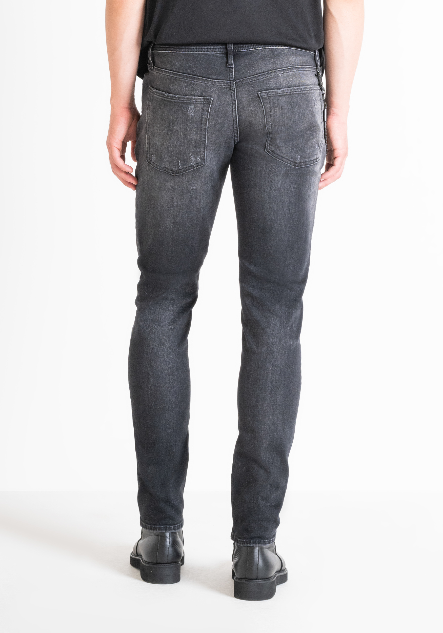 Outfit con jeans neri uomo top