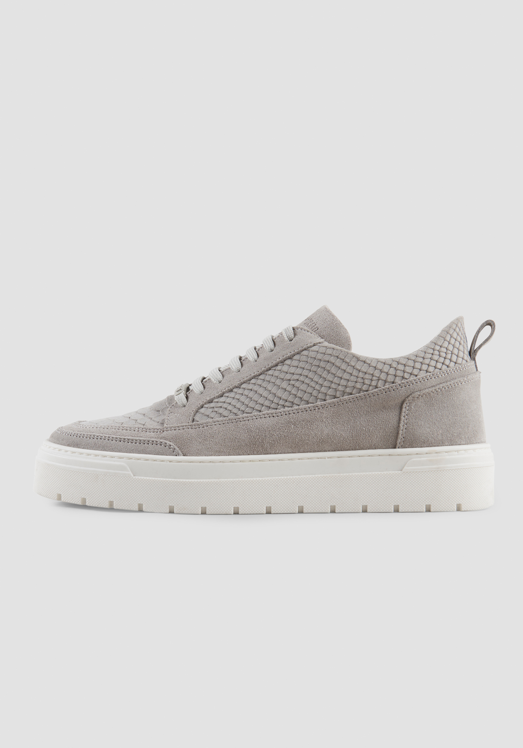 FLACHE „FLINT“ WILDLEDER-SNEAKER MIT REPTIL-EFFEKT DETAILS 