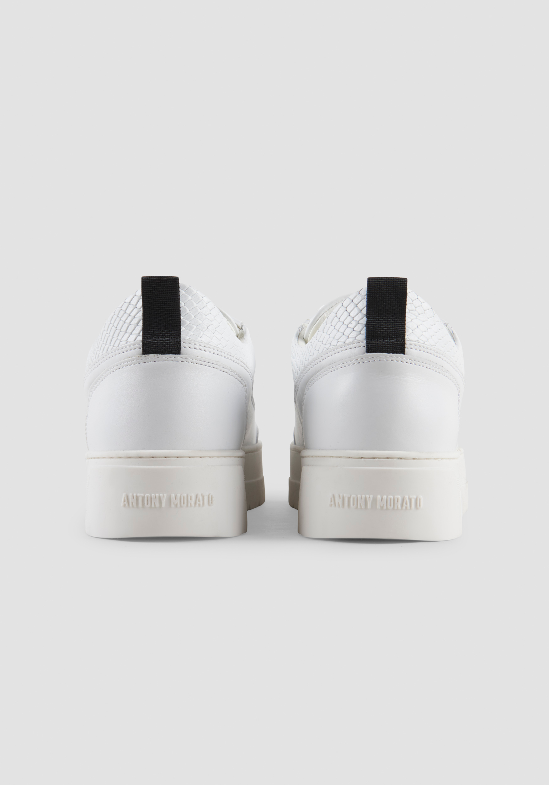 FLACHE „FLINT“ WILDLEDER-SNEAKER MIT REPTIL-EFFEKT DETAILS