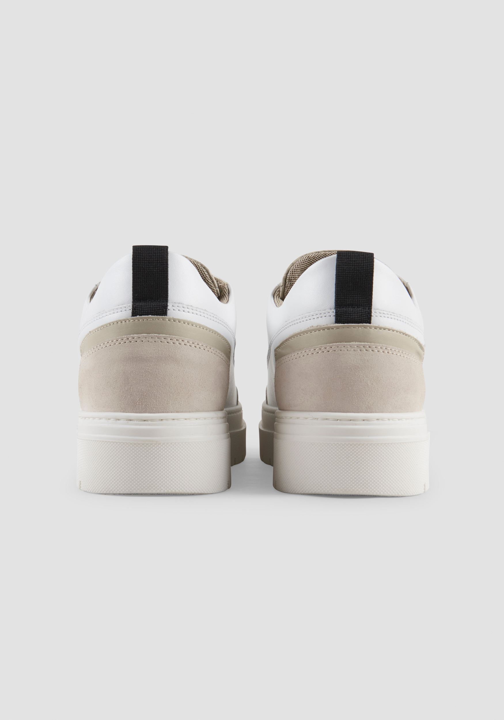 Eyelet sneakers 2025