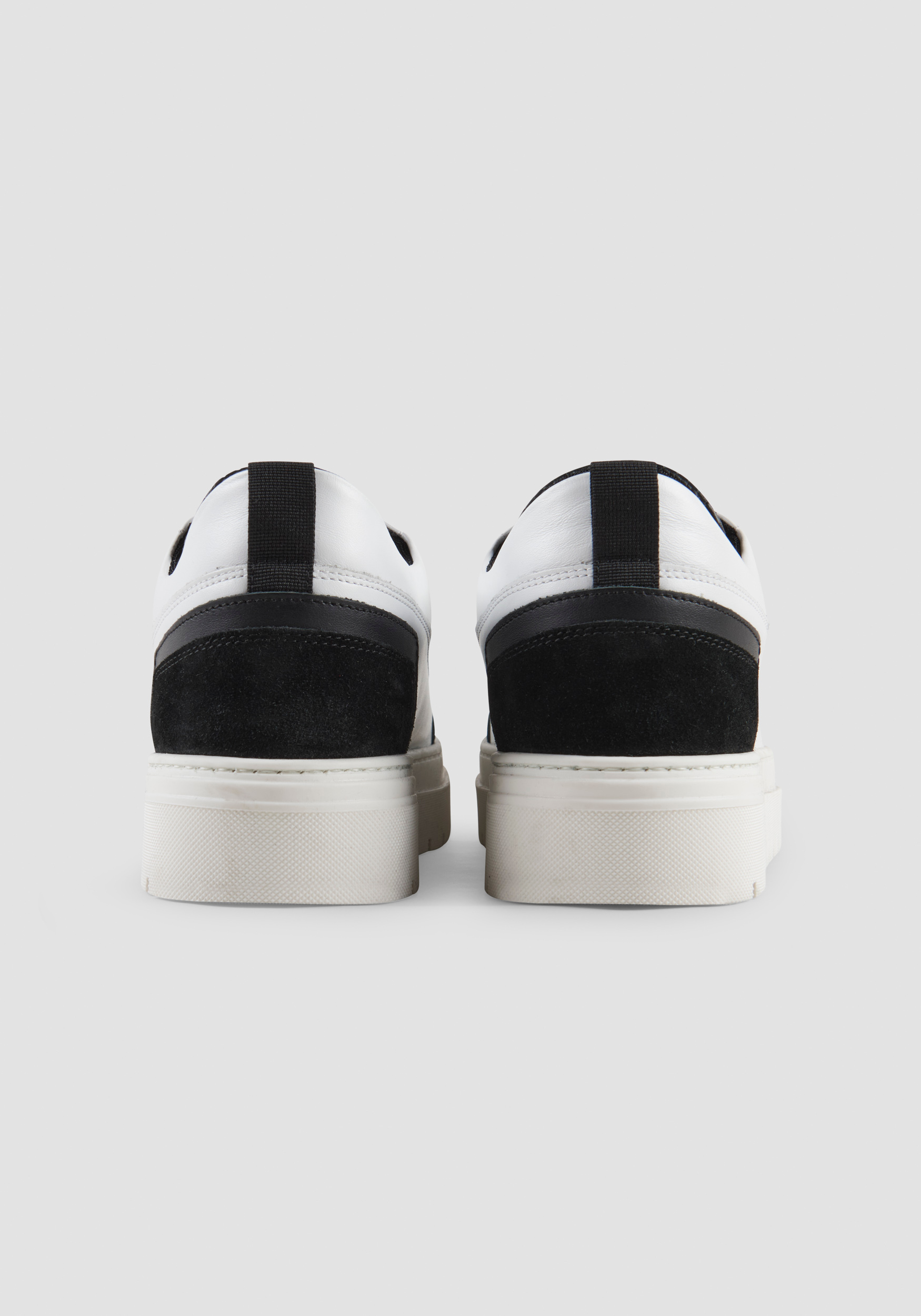 Eyelet sneakers top