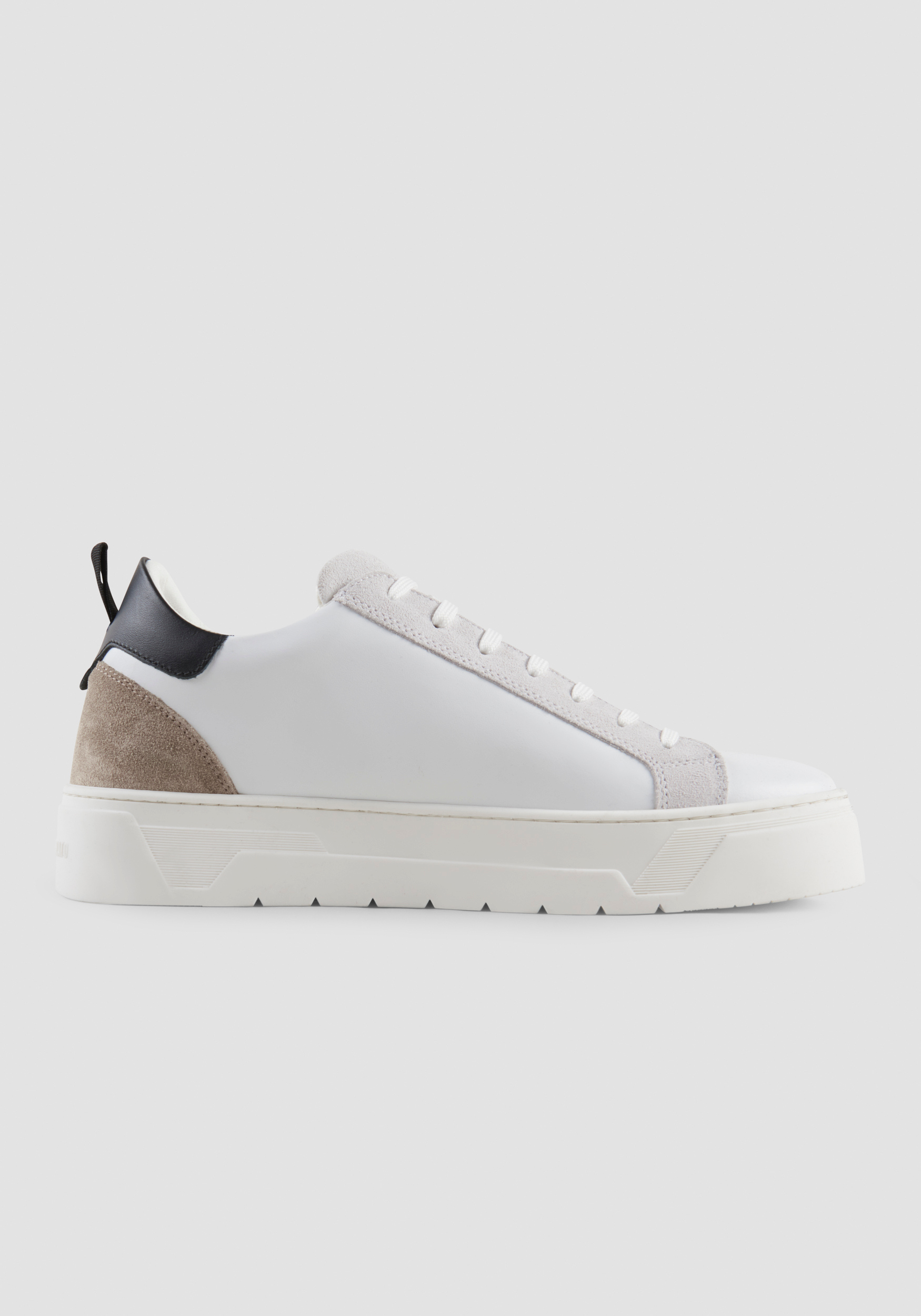 NIEDRIGER SNEAKER „METAL BOLD“ AUS 100% LEDER MIT METALLPLAKETTE 