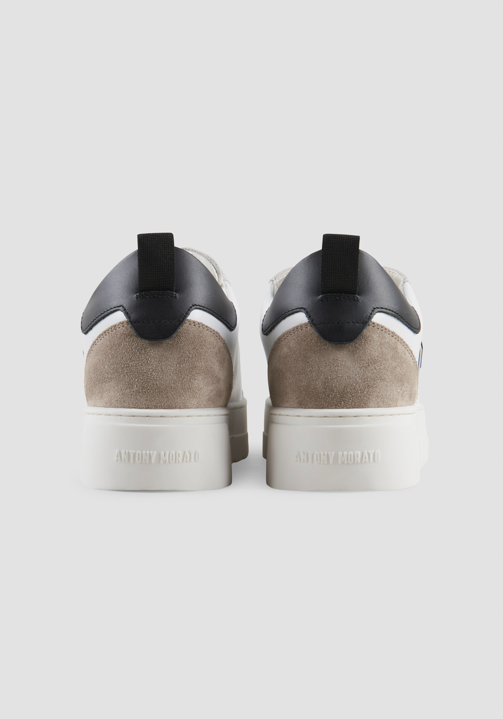 NIEDRIGER SNEAKER „METAL BOLD“ AUS 100% LEDER MIT METALLPLAKETTE 