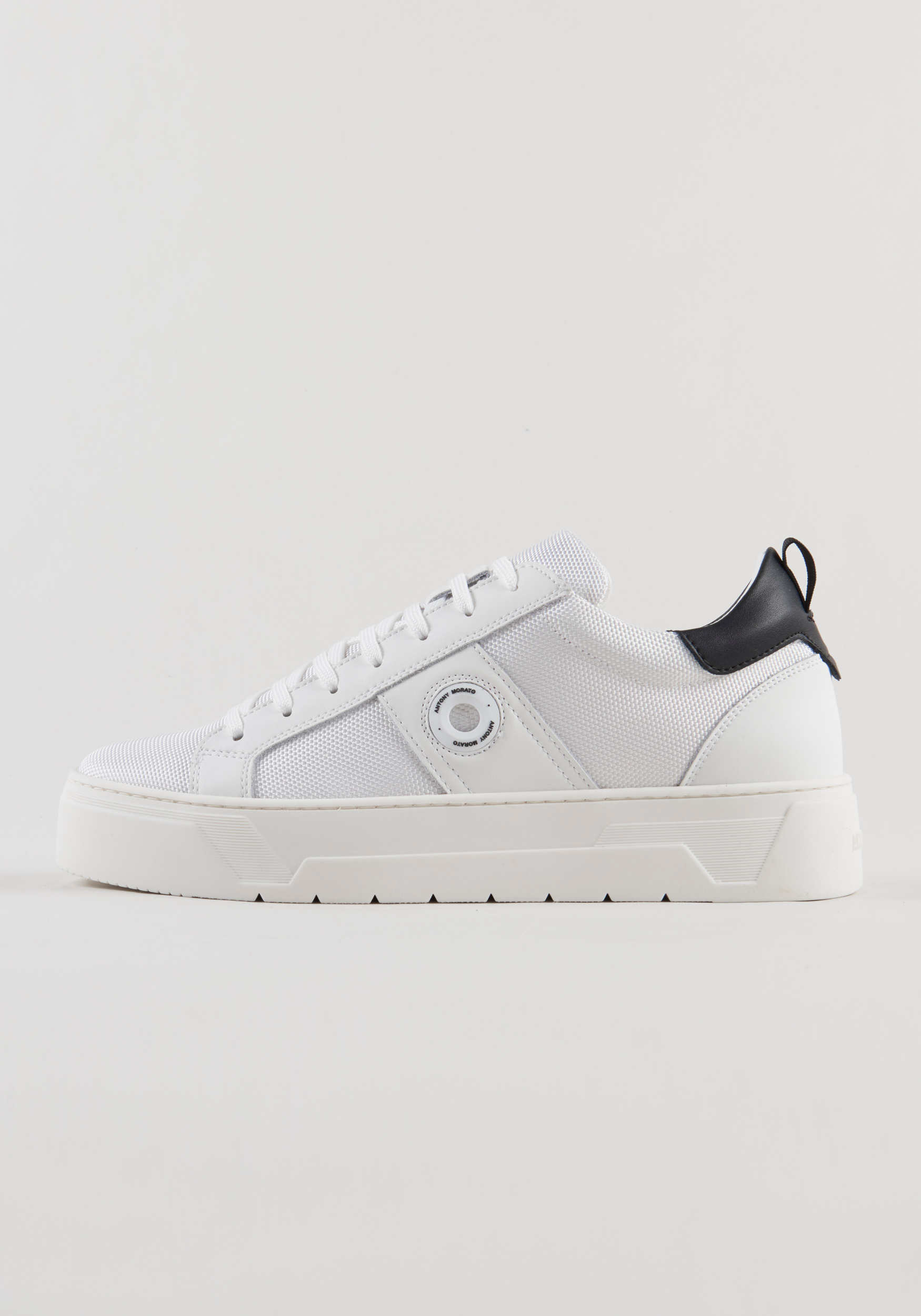 TRAINER AUS WEICHEM KRÄFTIGEM NYLON UND BESCHICHTETEM LEDER 