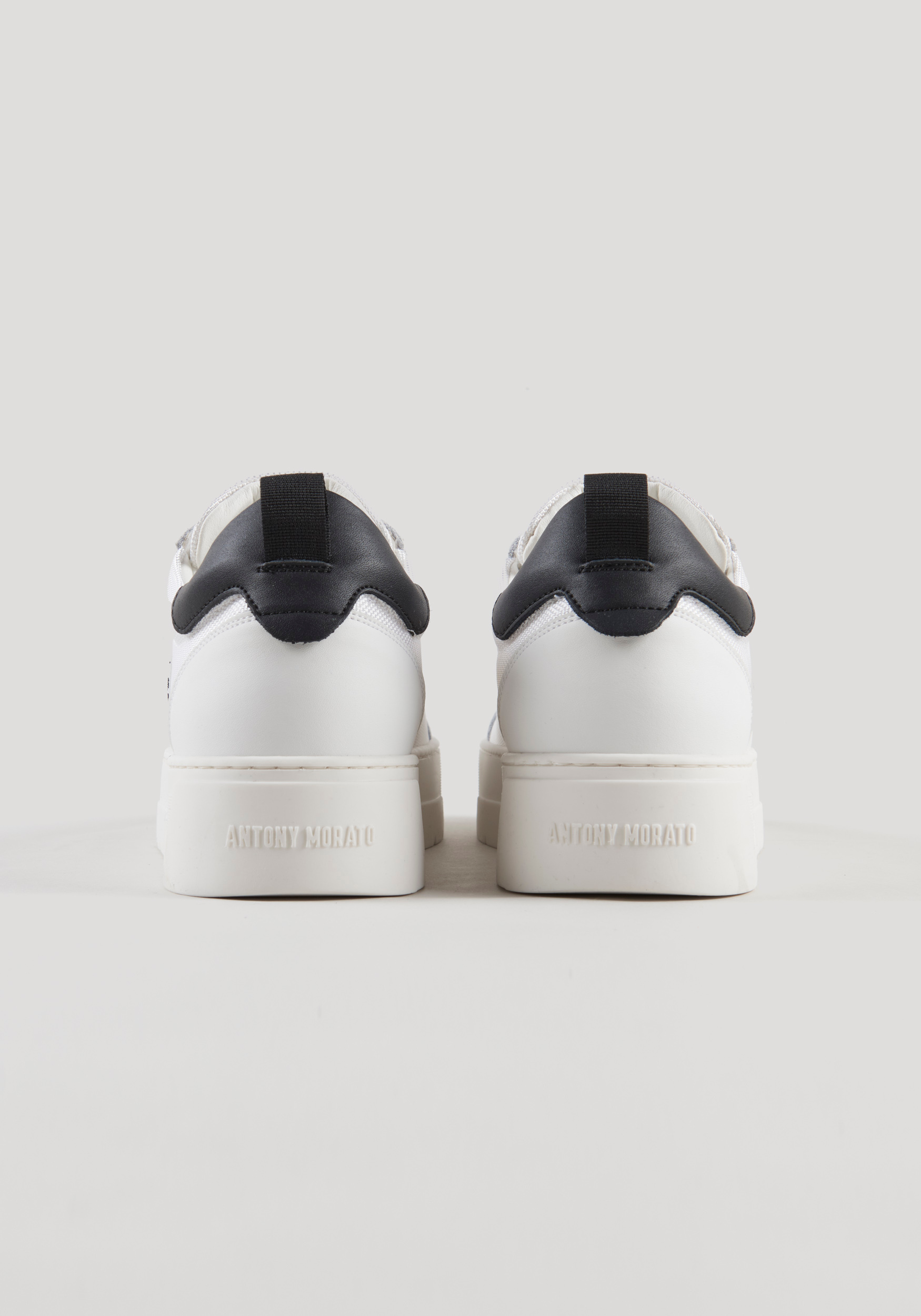 TRAINER AUS WEICHEM KRÄFTIGEM NYLON UND BESCHICHTETEM LEDER 