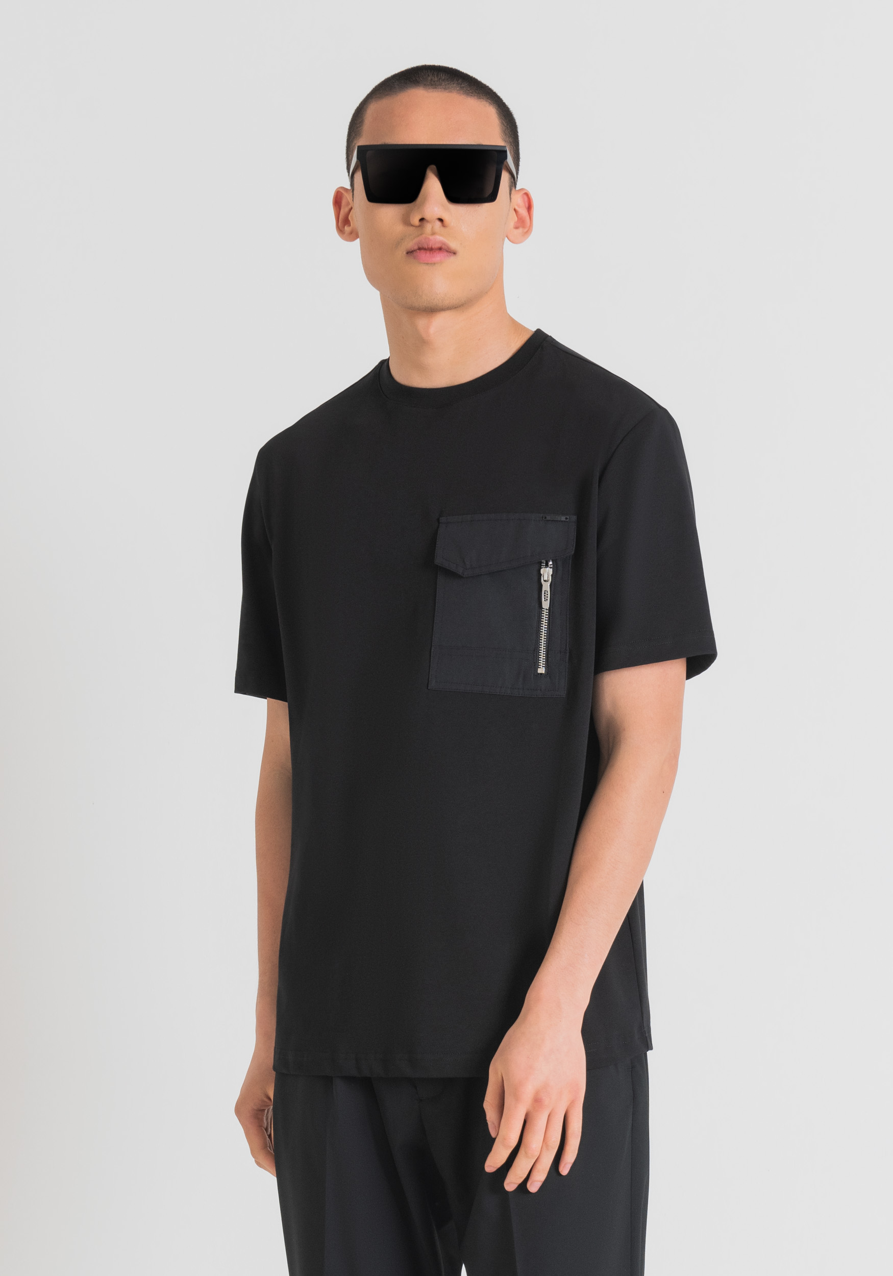 relaxed-fit-t-shirt-in-cotton-jersey-with-pocket-and-logo-plaque