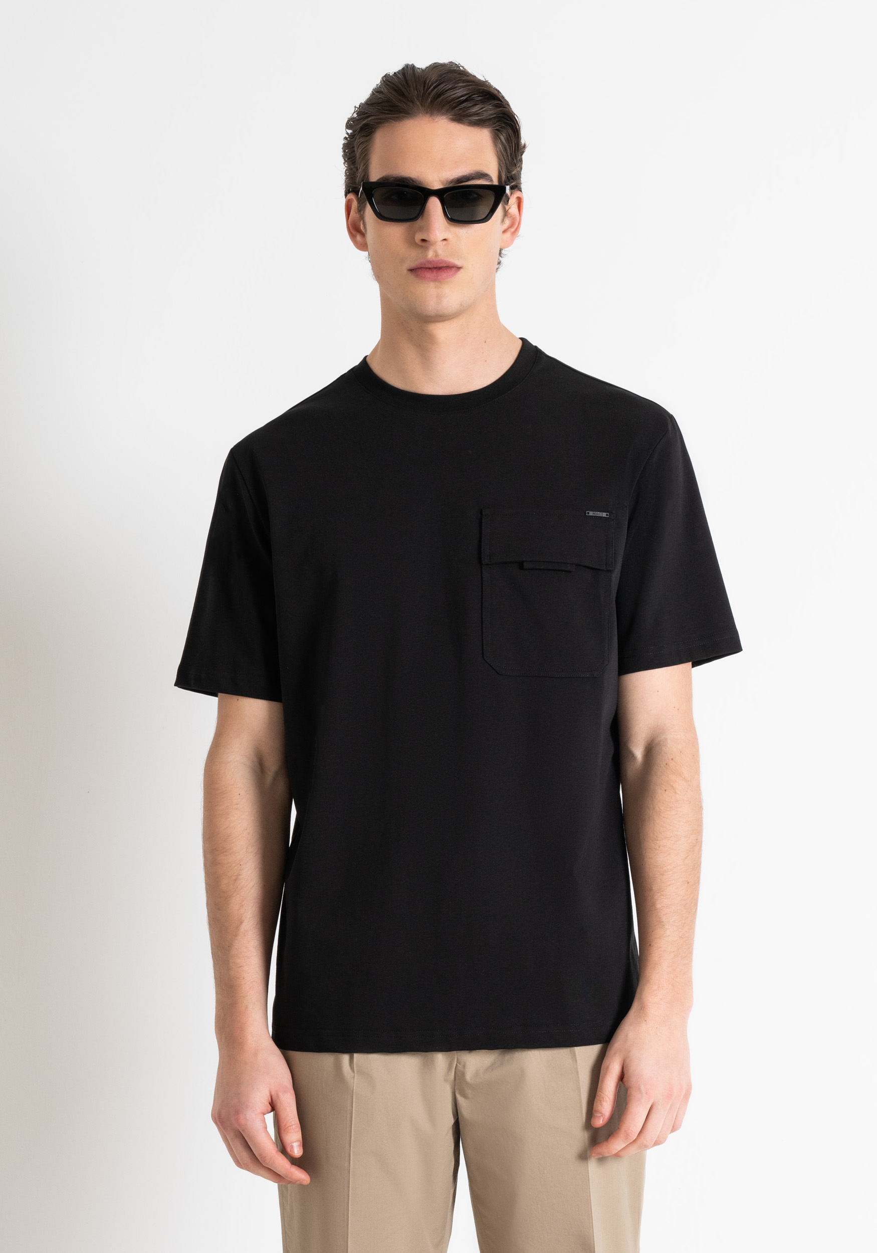 relaxed-fit-cotton-t-shirt-with-logo-plaque-antony-morato