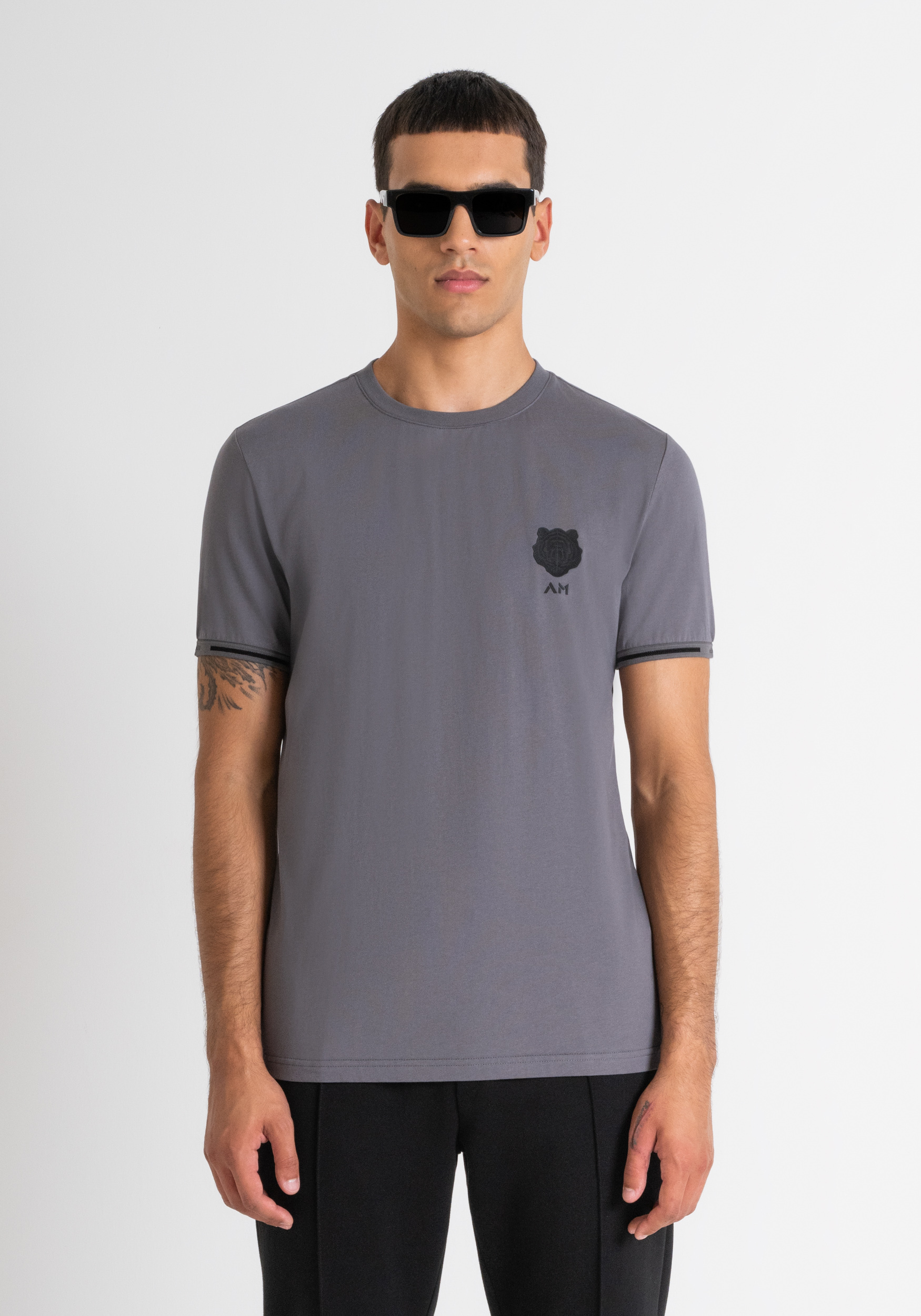 POLO T SHIRT SLIM FIT IN PIQUET DI COTONE NERO E LOGO TIGRE GOMMATO Antony Morato