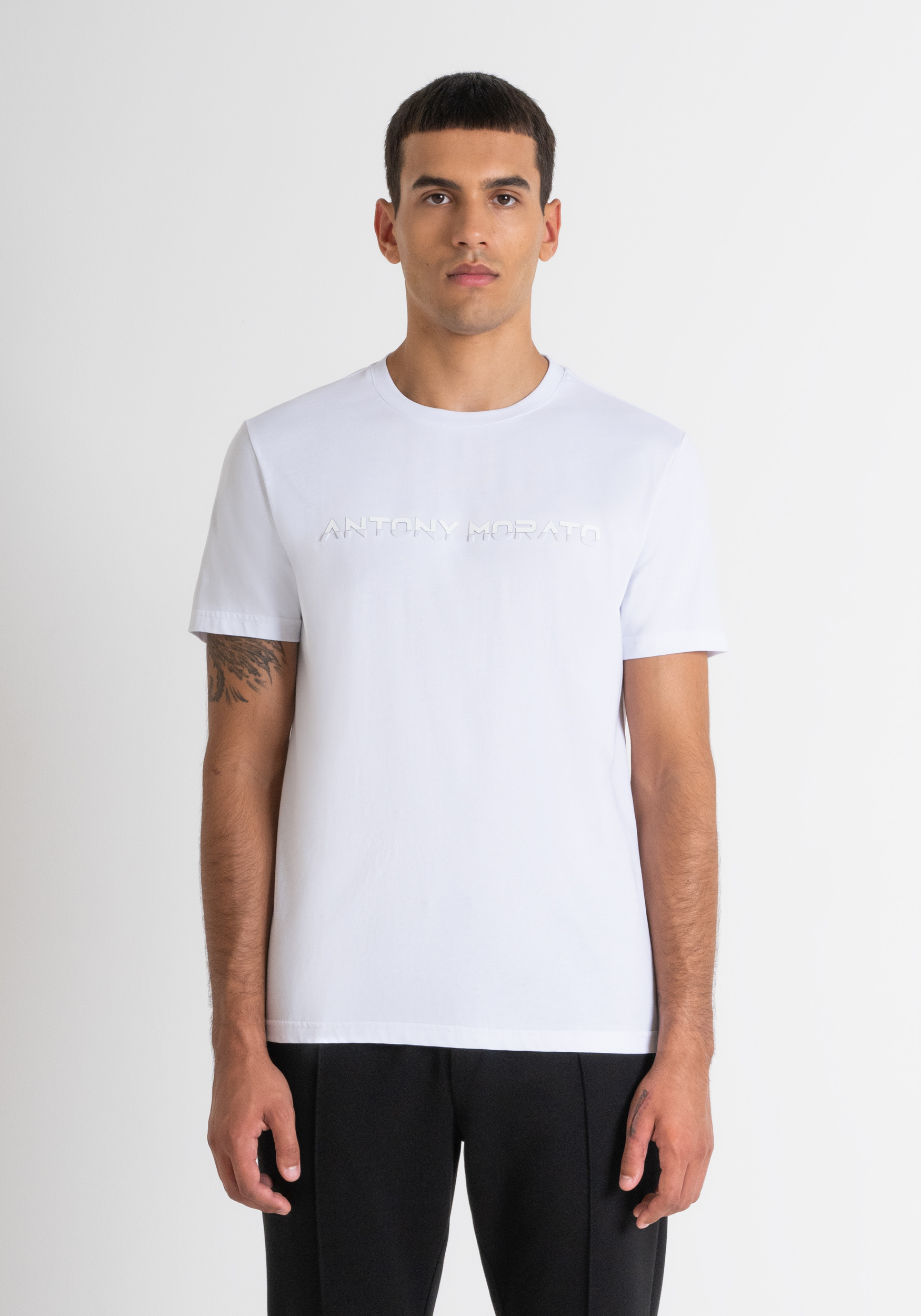 T SHIRT SLIM FIT AUS WEISSEM BAUMWOLLJERSEY MIT GESTICKTEM LOGO