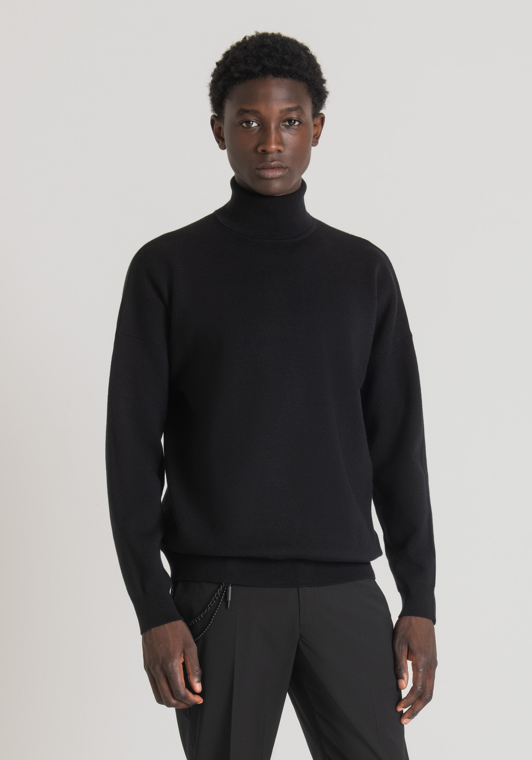 OVERSIZED TURTLENECK SWEATER IN SOLID COLOUR