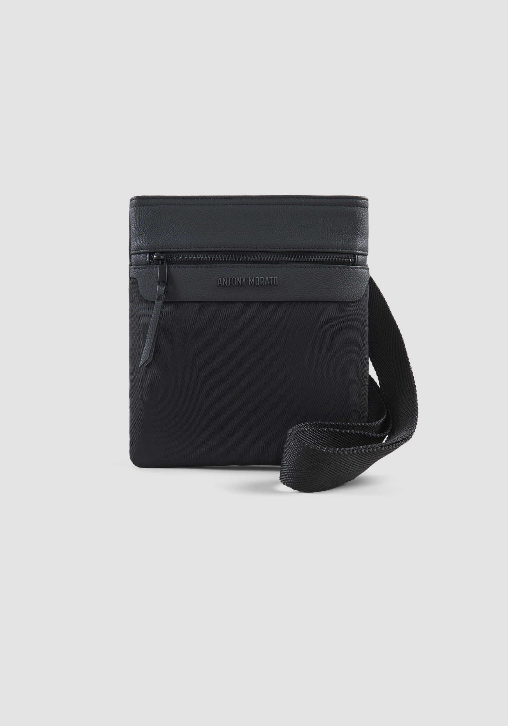 MESSENGER BAG IN NYLON AND HAMMERED EFFECT FAUX LEATHER WITH ZIP