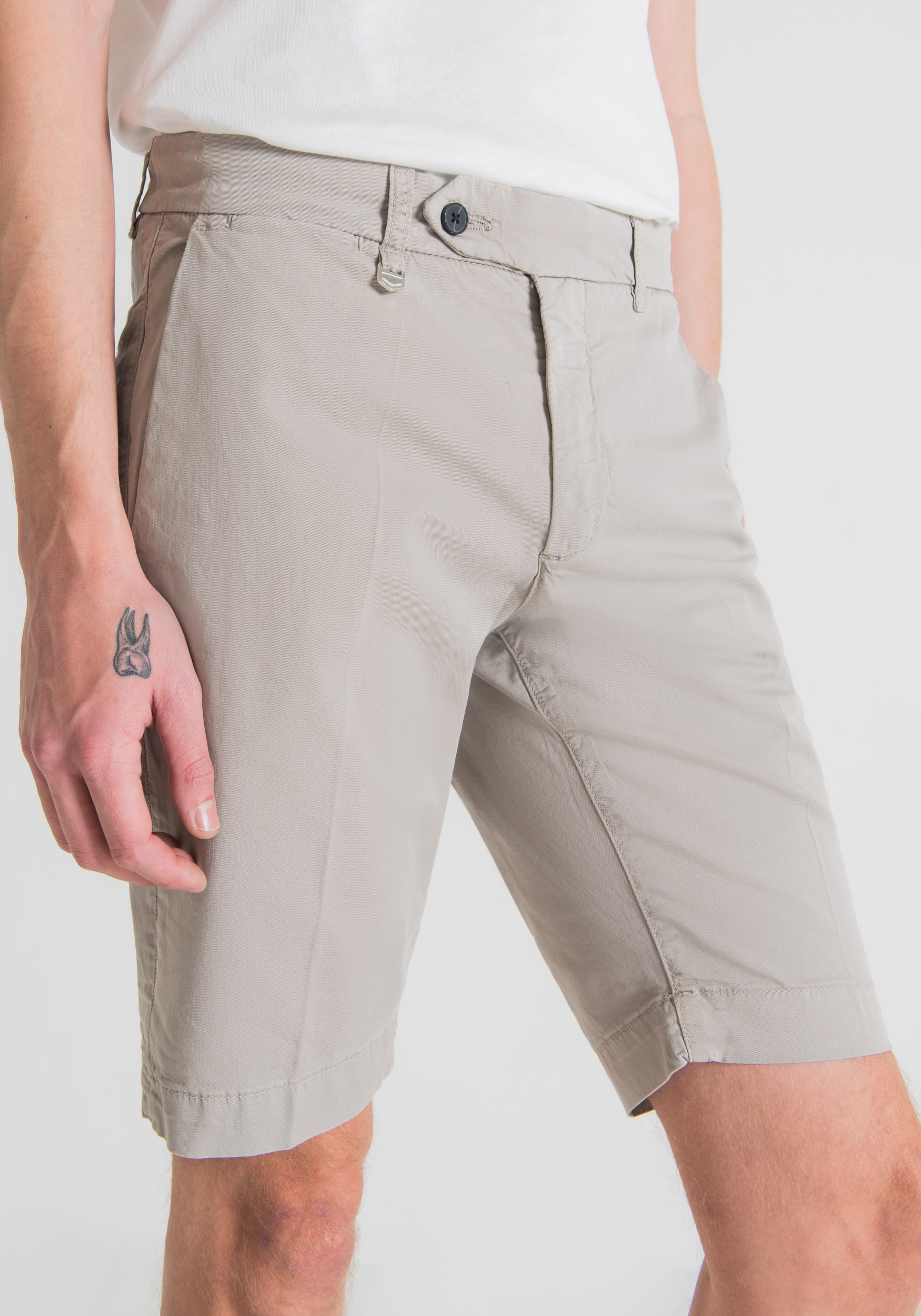 BRYAN SKINNY-FIT SHORTS IN SOFT STRETCH COTTON TWILL