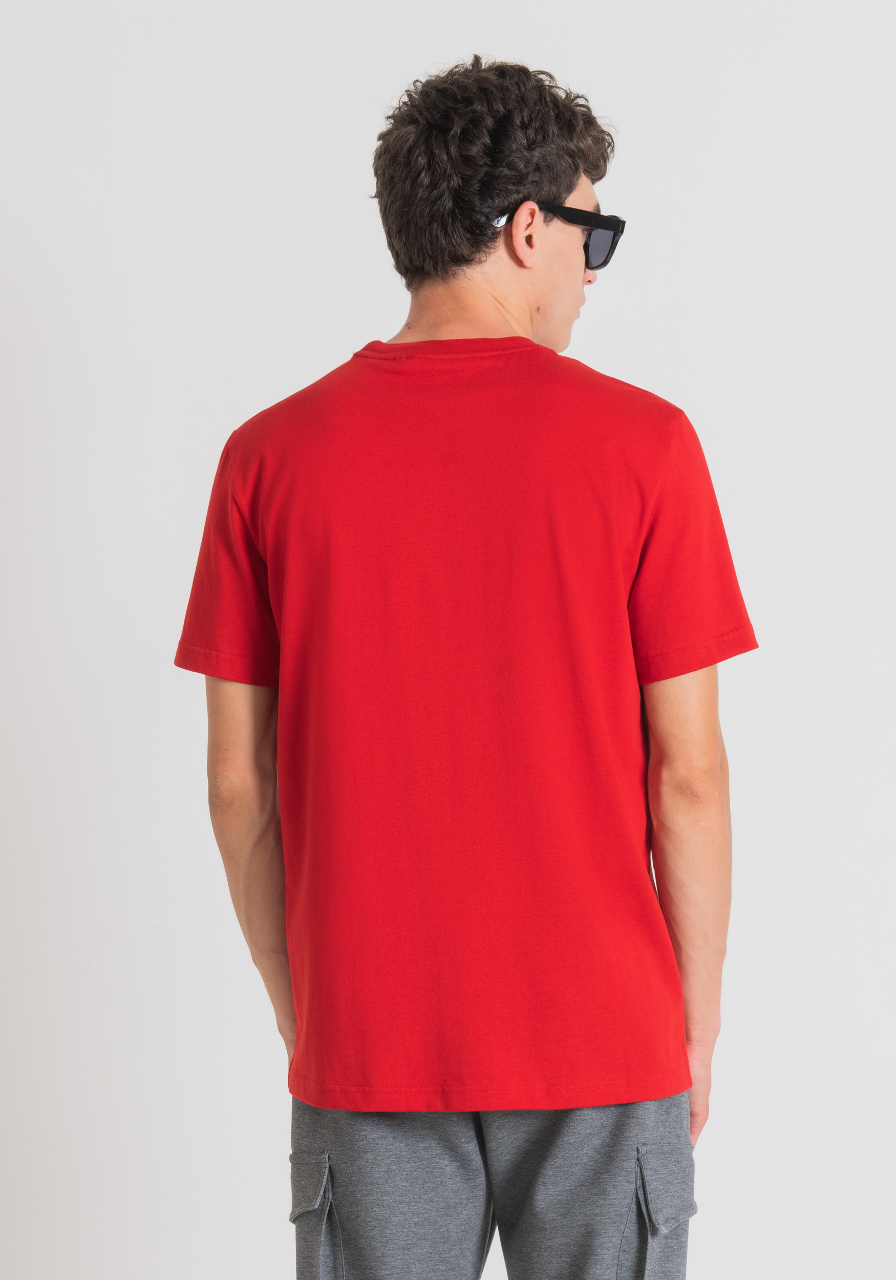 T SHIRT REGULAR FIT AUS BAUMWOLLE MIT GUMMIERTEM LOGO PRINT